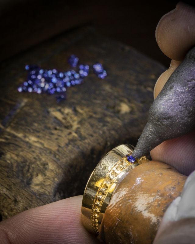 حِرَفية صناعة ساعة لودو ميني