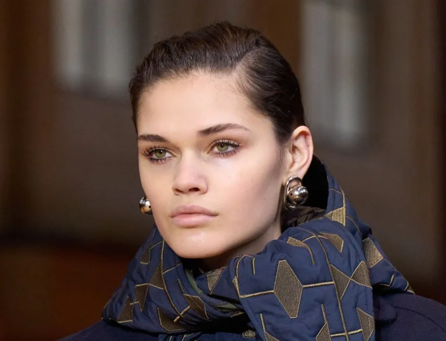 البشرة القمحية من ألوان البشرة الدافئة