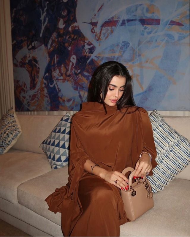 يومي خوري بقفطان باللون البني