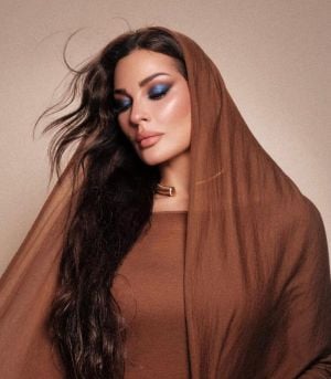 البني يسيطر: أناقة النجمات بلمسة ترابية