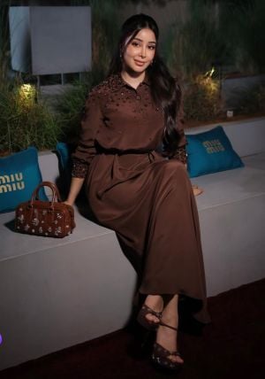 البني يسيطر: أناقة النجمات بلمسة ترابية