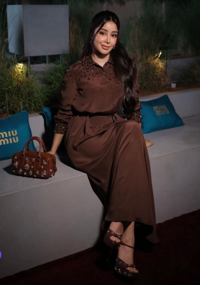 أسيل عمران بتصميم شرقي باللون البني 