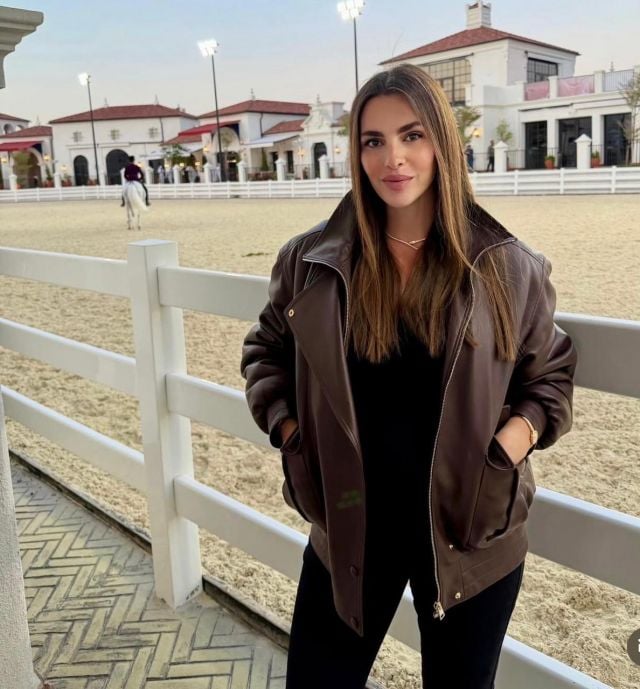 زين قطامي بجاكيت جلدي بني 