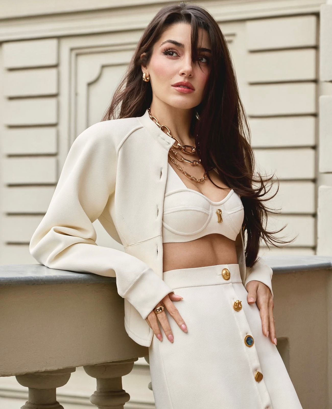 هاندا أرتشيل بطقم كلاسيكي منسق مع البراليت