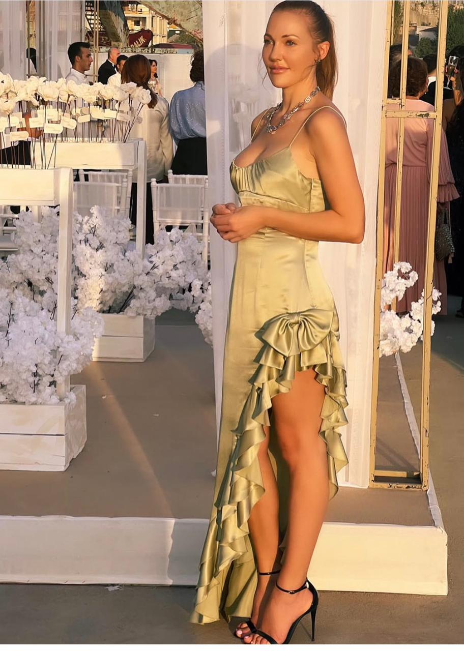 مريم أوزرلي بالفستان الطويل المزخرف بالكشاكش