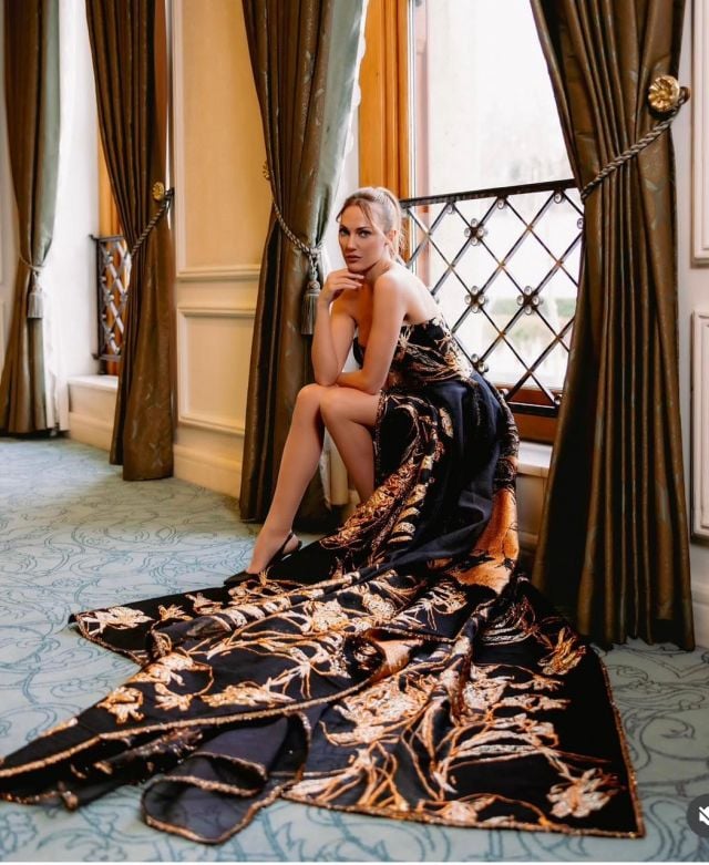 فستان ستربلس أسود مع نقوش ذهبية وذيل طويل لمريم أوزرلي