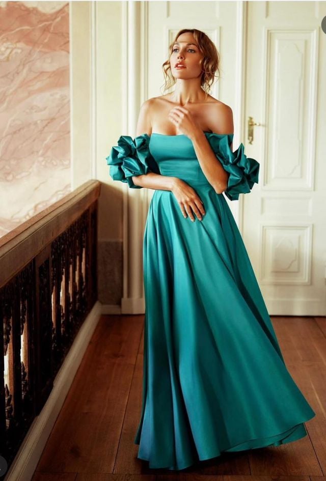 فستان ستربلس بأمام منسدلة مزين بالورود لمريم أوزرلي