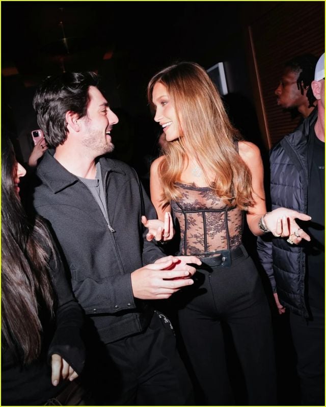 بيلا حديد تخالط المدعوين