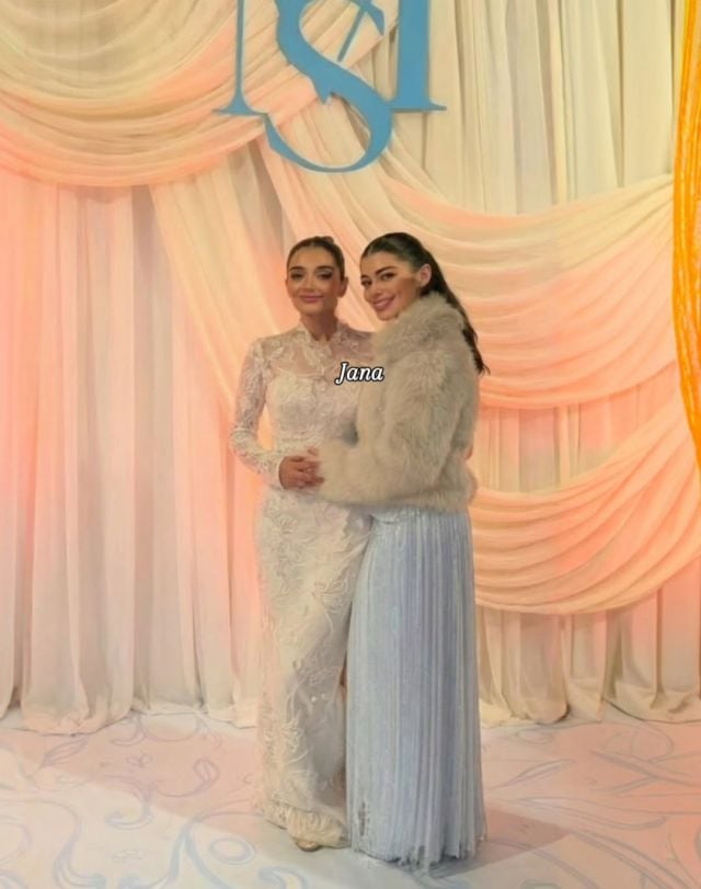 ليلى أحمد زاهر وشقيقتها ملك في حفل الخطوبة