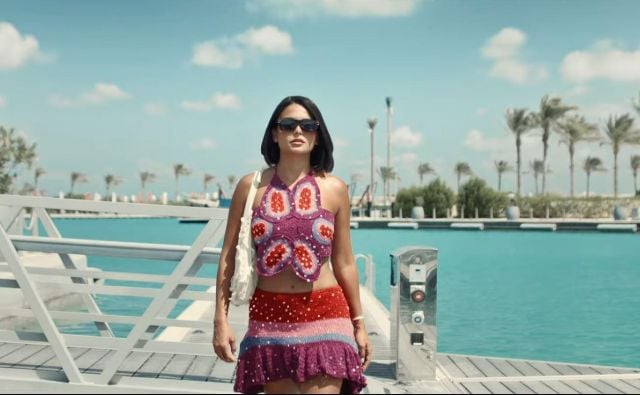 أسماء جلال بتنسيق صاخب… كروب توب وتنورة كشاكش بإطلالة لافتة