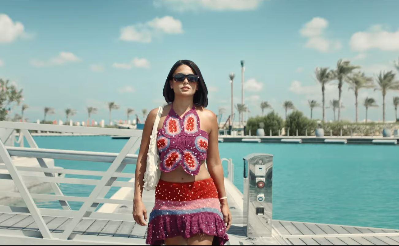 إطلالة اسماء جلال الجريئة 