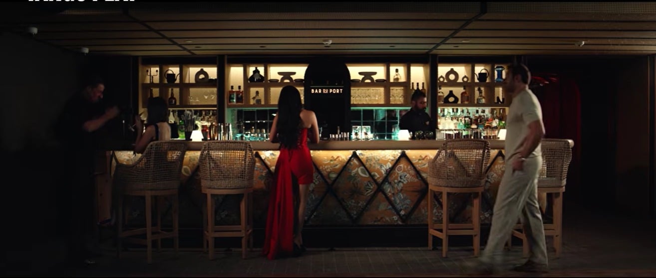 إطلالة اسماء جلال الجريئة بالفستان الأحمر