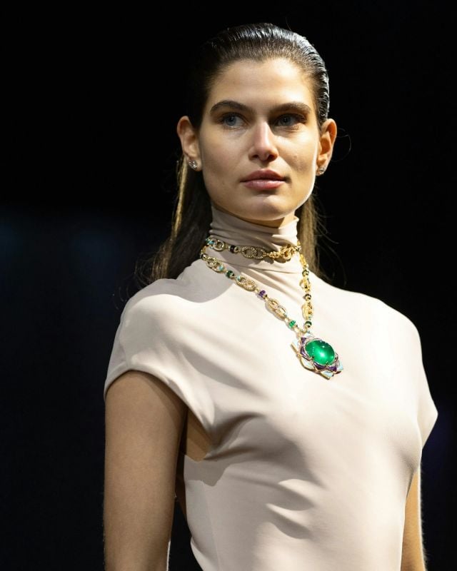 قلادة من مجموعة 