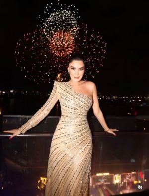 فساتين الكتف الواحد… أناقة خالدة تعود بقوة مع النجمات