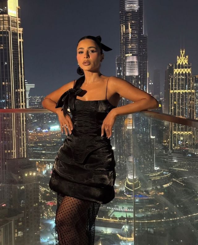 مهيرة عبد العزيز تختار الساتان الأسود القصير… جرأة عصرية بلمسة فاخرة