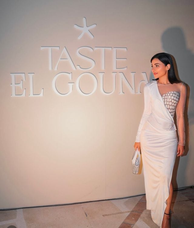 مهيرة عبد العزيز بإطلالة بيضاء ناعمة تجمع بين الكتف الواحد وياقة القلب