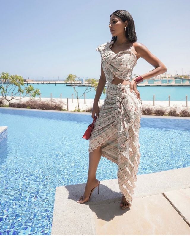 مهيرة عبد العزيز تعتمد الكروب توب والتنورة غير المتجانسة… جرأة بأسلوب عصري