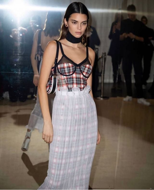 أسلوب كيندال جينير يمزج الكلاسيكية والعصرية مع فستان المربعات