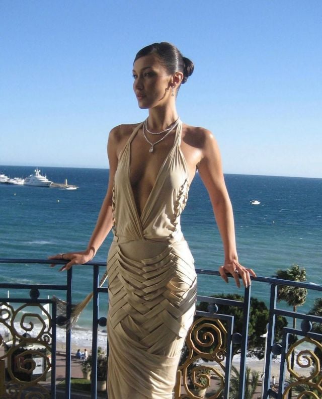 فساتين بيلا حديد المفتوحة عند الصدر