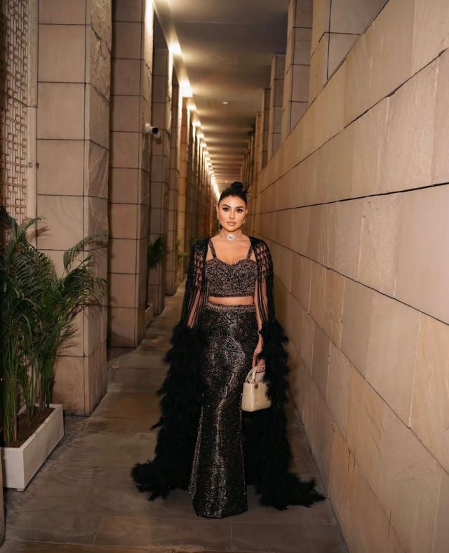 مريم حسين بالكورسيه الكروب المطرّز مع التنورة الضيّقة