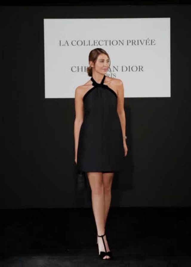 نور علي بفستان مينيمالي أسود بتصميم هالتر