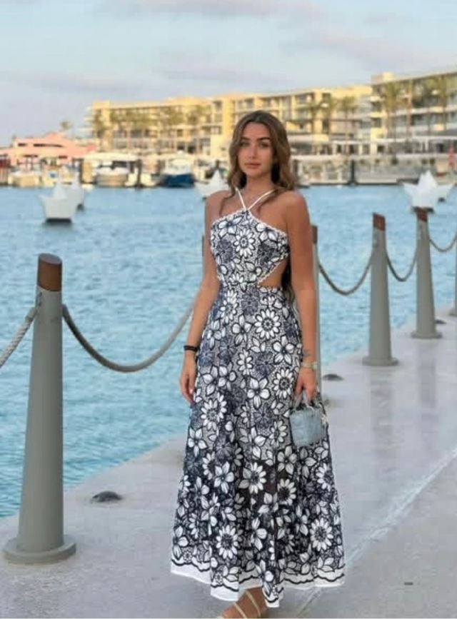 هنا الزاهد بفستان صيفي بتصميم هالتر