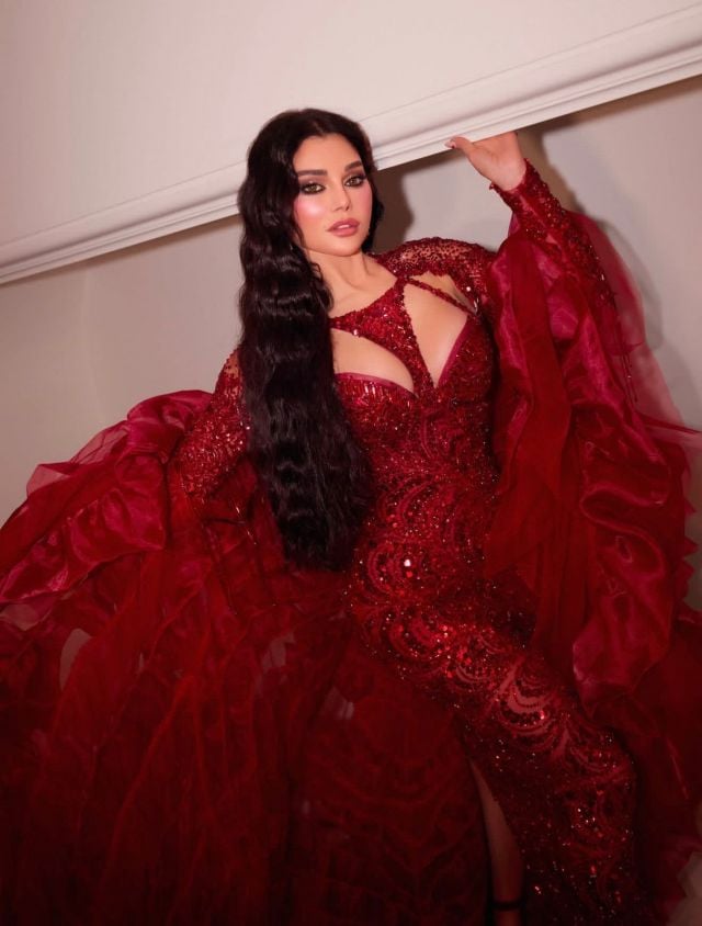 هيفاء وهبي بفستان أحمر بقصة الـ Cut out