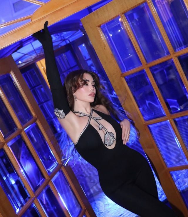 هيفاء وهبي بفستان Cut out عند منطقة الصدر