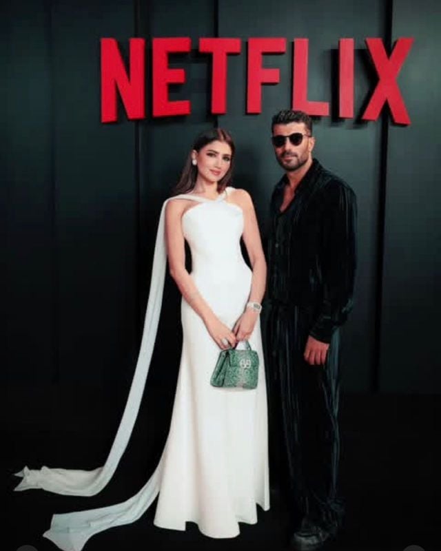 مي عمر بفستان أبيض طويل بتصميم هالتر