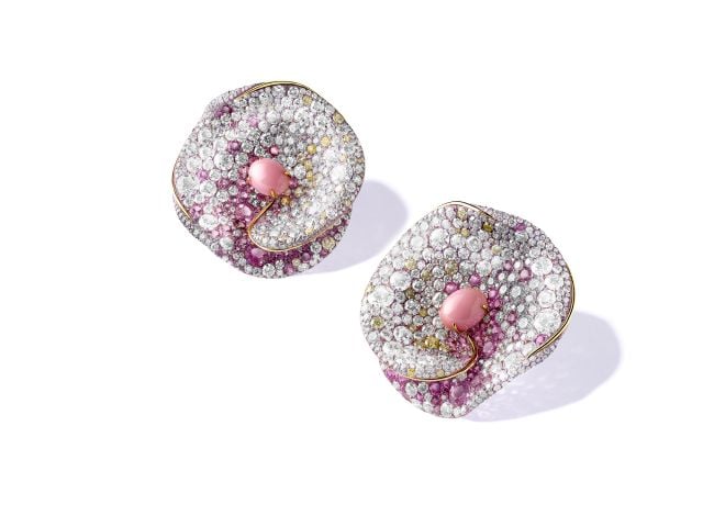 أقراط فلورا باللؤلؤ والمحار من مجموعة وايت ليبل من CINDY CHAO