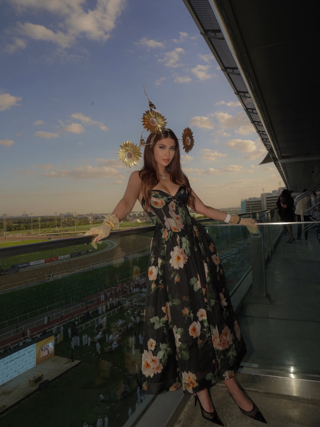 إطلالات مبهرة للمؤثرات في كأس دبي العالمي 2026