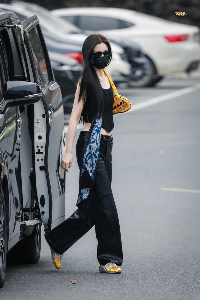 يو شوكسين ترتدي أونيتسوكا تايغر × فيرساتشي