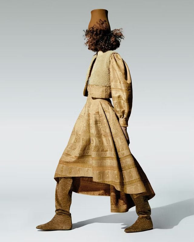 المجموعة النسائية من لورو بيانا توازن بين الخفة والأناقة