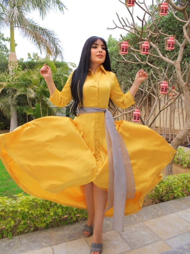 عبير صبري بفستان أصفر ناعم