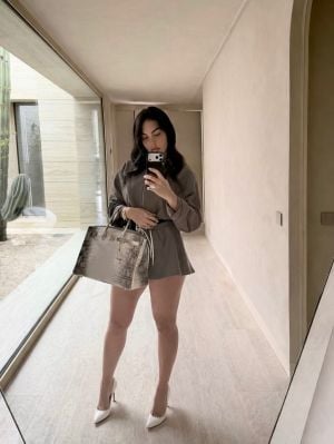 جورجينا رودريغيز تعتمد صيحة التنورة القصيرة