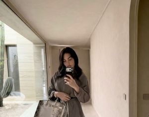 جورجينا رودريغيز تعتمد صيحة التنورة القصيرة