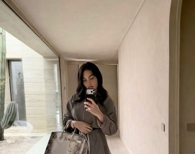 جورجينا رودريغيز تعتمد صيحة التنورة القصيرة