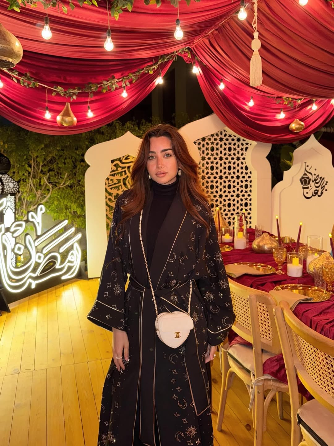 حقيبة Chanel المميزة تزيّن إطلالة هنا الزاهد الرمضانية 