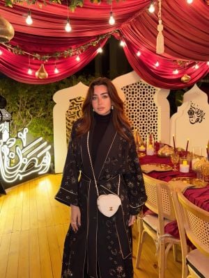 حقيبة Chanel المميزة تزيّن إطلالة هنا الزاهد الرمضانية 