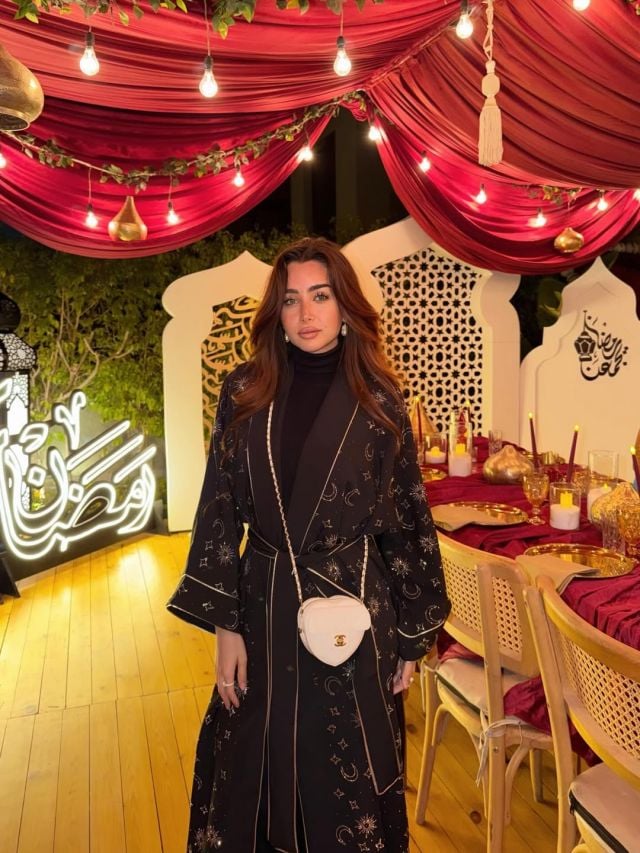 هنا الزاهد تلفت الأنظار بعباءة سوداء تزيّنها تطريزات رمضانية