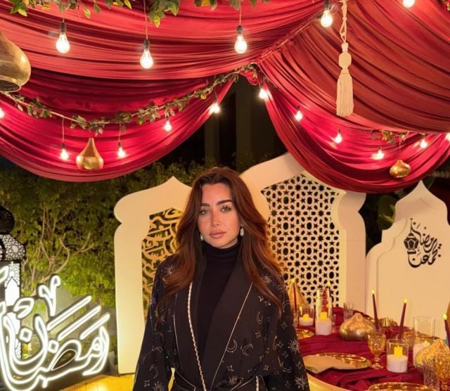 حقيبة Chanel المميزة تزيّن إطلالة هنا الزاهد الرمضانية 