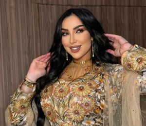 دنيا بطمة تستعرض أناقتها في رمضان بعباءة مميزة