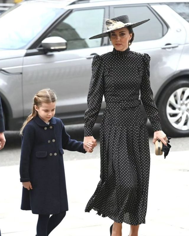 كيت ميدلتون بفستان أسود منقّط بالأبيض مميز