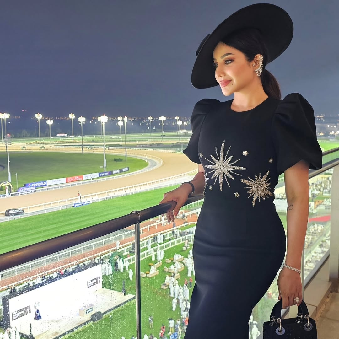 لجين عمران تتألق بفستان أسود ناعم