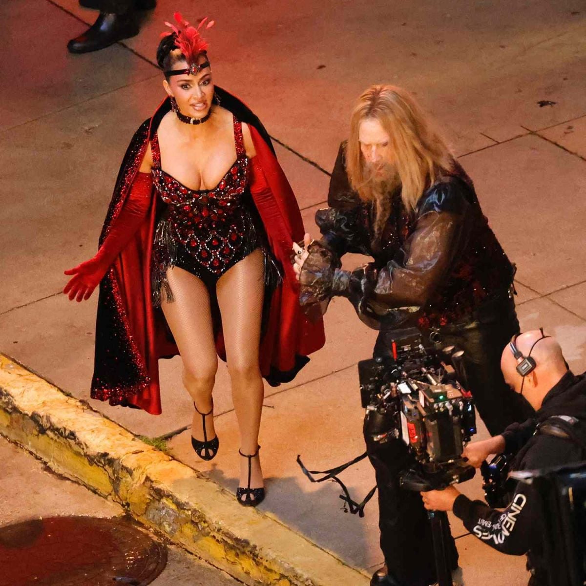 كيم كارداشيان تبهر الأنظار بزيّ راقصة استعراضية مُرصّع بالجواهر