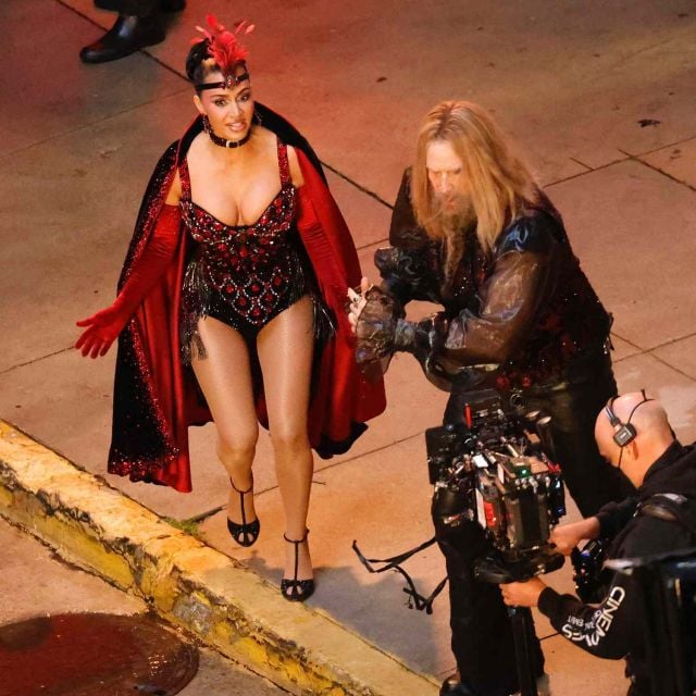 كيم كارداشيان تبهر الأنظار بزيّ راقصة استعراضية مُرصّع بالجواهر