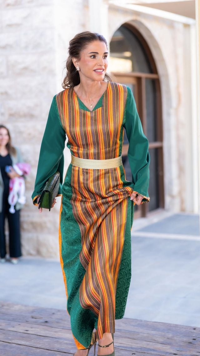 الملكة رانيا بقفطان مع حزام حول الخصر