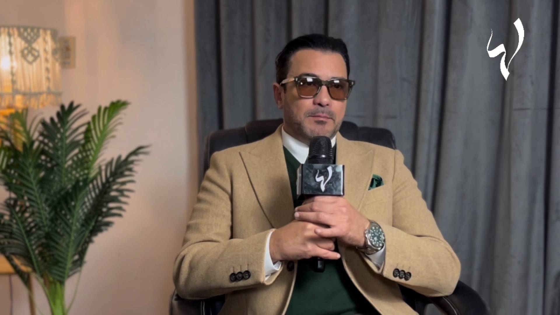محمد رجب أمام كاميرا 