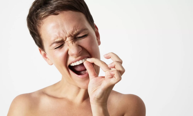 رؤية سقوط الأسنان في المنام للمتزوجة بدون دم وألم لابن سيرين