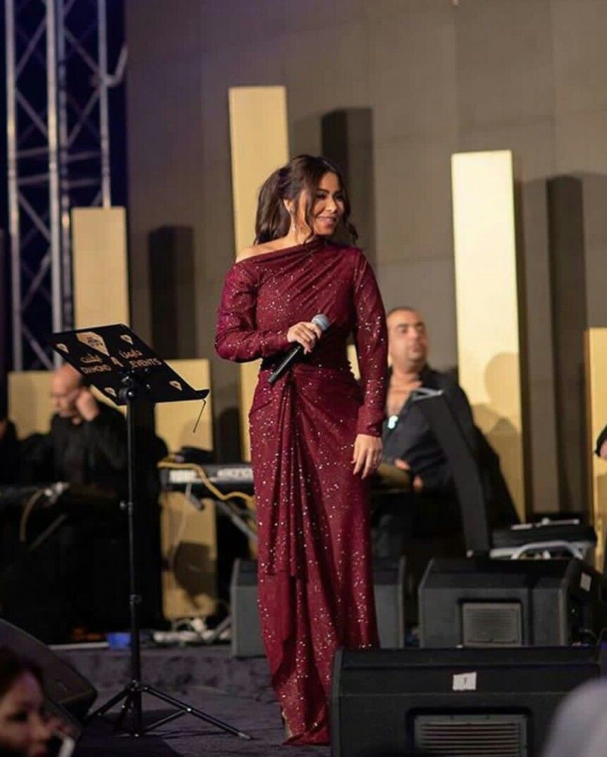 الفساتين الأوف-شولدر: أنوثة ناعمة بلمسة عصرية